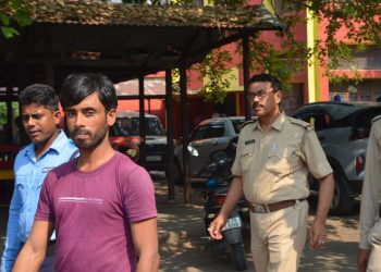 কাটোয়ায় আগ্নেয়াস্ত্র সহ ধরা পড়ল দুই অস্ত্র পাচারকারী নুরুল শেখ ও ফরিদ শেখ