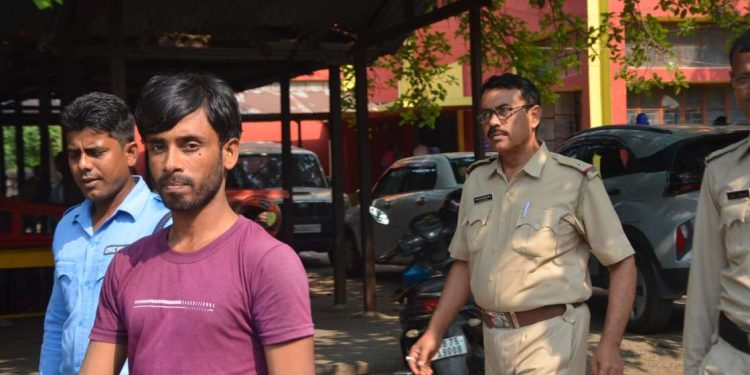 কাটোয়ায় আগ্নেয়াস্ত্র সহ ধরা পড়ল দুই অস্ত্র পাচারকারী নুরুল শেখ ও ফরিদ শেখ