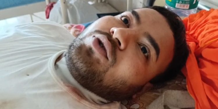 ধারের টাকা শোধ দিতে না পারায় বাড়িতে নিমন্ত্রণ করে ডেকে এনে যুবকের গলায় ধারালো অস্ত্রের কোপ, গ্রেপ্তার দম্পতি