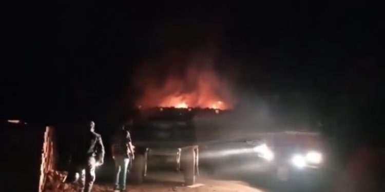 ঝাড়খণ্ড : বাড়িতে ঢুকে ১৯ বছরের হিন্দু মেয়েকে বন্দুকের মুখে অপহরণ করেছে তিন সন্তানের জনক তসলিম আনসারি, অভিযুক্তের বাড়ি- দোকান এবং গাড়িতে আগুন ধরালো ক্ষিপ্ত জনতা