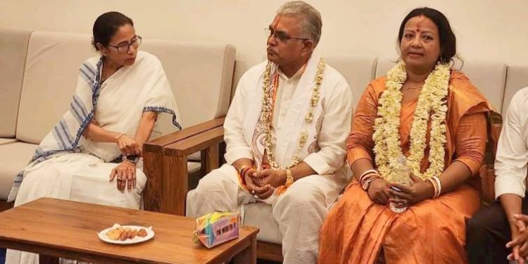 দিঘায় মুখ্যমন্ত্রীর সঙ্গে সস্ত্রীক দিলীপ ঘোষের খোশ মেজাজে গল্প করার বিরোধিতা শুরু হল বিজেপিতে, ‘ত্যাগী ভোগী হয়ে ওঠার নিদর্শন দিলীপবাবু’ : বললেন সাংসদ সৌমিত্র খাঁ