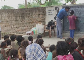 ইটভাটা শ্রমিকের সস্তানদের শিক্ষার দিশা দেখাচ্ছে সোমেশের বিনে পয়সার পাঠশালা
