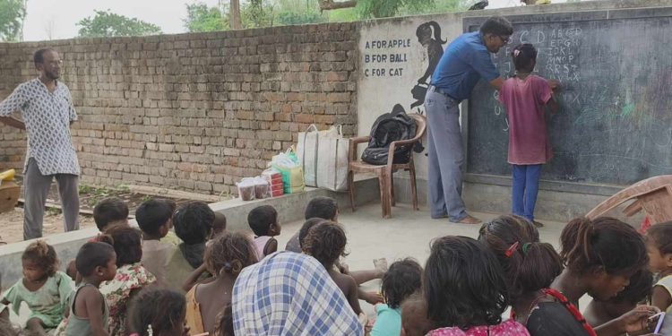 ইটভাটা শ্রমিকের সস্তানদের শিক্ষার দিশা দেখাচ্ছে সোমেশের বিনে পয়সার পাঠশালা