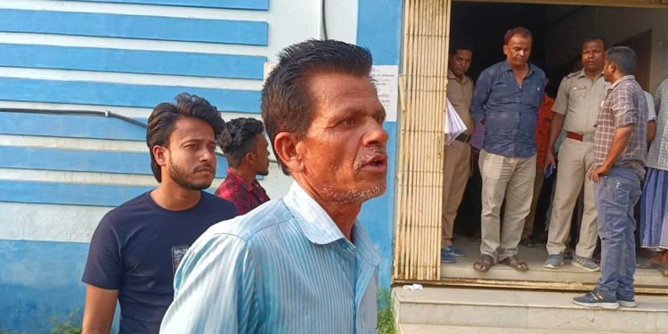 ভুয়া দলিল দেখিয়ে অর্থের বিনিময়ে একজনের জমি অন্যের নামে রেকর্ড করে দেওয়ার অভিযোগ উঠলো ভূমি অফিসের বিরুদ্ধে