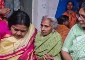 “বলার ভাষা খুঁজে পাচ্ছি না… ভয়ংকর !” – এভাবেই মুর্শিদাবাদের সাম্প্রদায়িক হিংসার বর্ণনা করলেন এনসিডবলুর সদস্যা, ‘ঘরছাড়াদের সাহায্য বন্ধ করতে স্বেচ্ছাসেবী সংস্থার বিরুদ্ধে মিথ্যা মামলা করছে রাজ্য সরকার’ : অভিযোগ শুভেন্দু অধিকারী