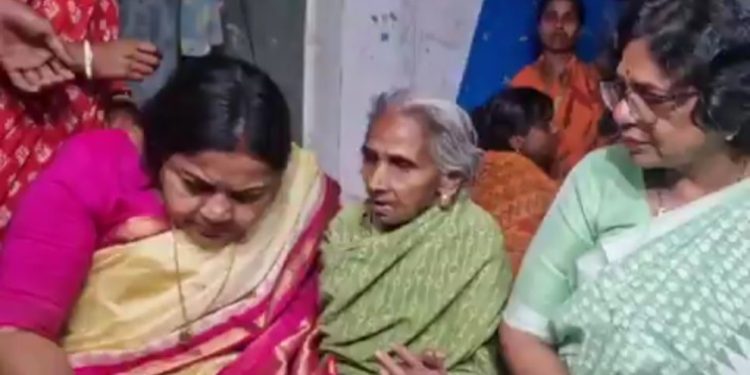 “বলার ভাষা খুঁজে পাচ্ছি না… ভয়ংকর !” – এভাবেই মুর্শিদাবাদের সাম্প্রদায়িক হিংসার বর্ণনা করলেন এনসিডবলুর সদস্যা, ‘ঘরছাড়াদের সাহায্য বন্ধ করতে স্বেচ্ছাসেবী সংস্থার বিরুদ্ধে মিথ্যা মামলা করছে রাজ্য সরকার’ : অভিযোগ শুভেন্দু অধিকারী