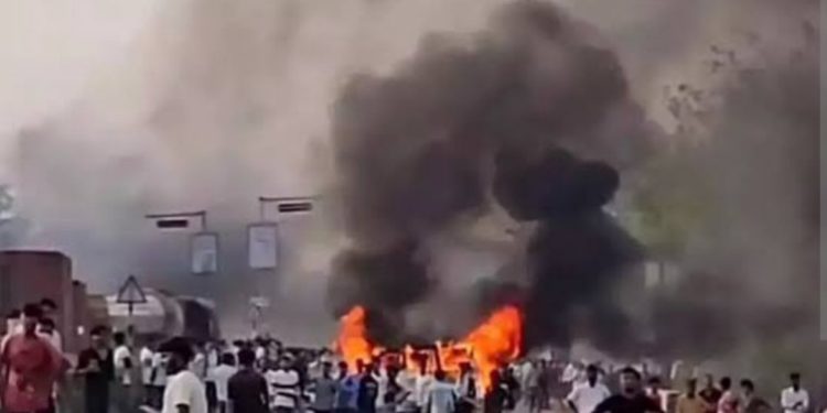 ফের মুর্শিদাবাদের ধুলিয়ানে দোকানে আগুন লাগানোর ঘটনা ঘটেছে, এবারে নিশানায় তৃণমূল নেতার দাদা ; এদিকে আজ রাজ্য জুড়ে ‘হিন্দু শহীদ দিবস’ পালন করছে বিজেপি