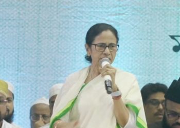 নিজেকে ‘ধর্মনিরপেক্ষ’ দাবি করে ফের মুর্শিদাবাদে সাম্প্রদায়িক হিংসার দায় বিজেপির ঘাড়ে চাপালেন মমতা ব্যানার্জি