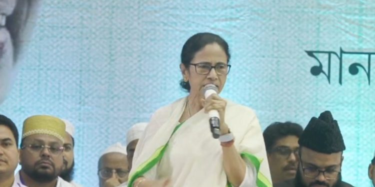 নিজেকে ‘ধর্মনিরপেক্ষ’ দাবি করে ফের মুর্শিদাবাদে সাম্প্রদায়িক হিংসার দায় বিজেপির ঘাড়ে চাপালেন মমতা ব্যানার্জি