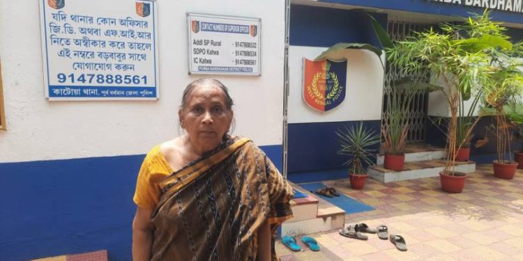 কাটোয়ায় গঙ্গার ঘাটে বৃদ্ধার সোনার গহনা ও নগদ টাকা ভর্তি ব্যাগ নিয়ে পালালো দুষ্কৃতী