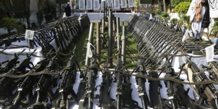 আমেরিকার ফেলে যাওয়া ৫ লাখ অস্ত্র সন্ত্রাসী গোষ্ঠীর কাছে পাচার করেছে তালিবান