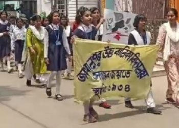 যোগ্য শিক্ষকদের প্রতি সুবিচারের দাবি জানাতে ছাত্রীদের ঢাল করে পথে নামালো স্কুল, প্রশাসনের কড়া পদক্ষেপ