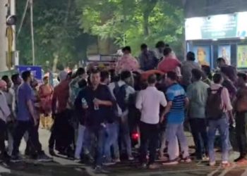 রাতভর এসএসসি ভবন ঘেরাও, উঠল “চোর চোর” শ্লোগান, চাকরিহারা শিক্ষকদের শৌচাগার ও জল বন্ধ করে দেওয়ার অভিযোগ, জলের ব্যবস্থা করে দিলেন বিজেপির সজল ঘোষ