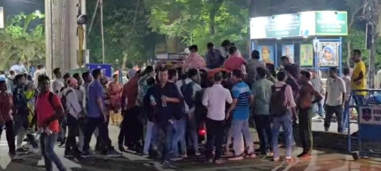 রাতভর এসএসসি ভবন ঘেরাও, উঠল “চোর চোর” শ্লোগান, চাকরিহারা শিক্ষকদের শৌচাগার ও জল বন্ধ করে দেওয়ার অভিযোগ, জলের ব্যবস্থা করে দিলেন বিজেপির সজল ঘোষ