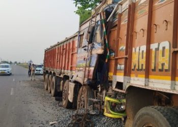 আউশগ্রামে দাঁড়িয়ে থাকা পাথর বোঝাই লরির পিছনে ধাক্কা অন্য লরির, জখম ২