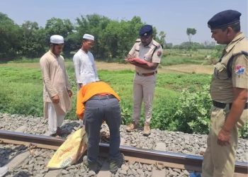 বিহারের মোতিহারিতে রেললাইনের পেন্ড্রল ক্লিপ খুলে নাশকতার ছক, ধরা পড়ল মাদ্রাসার ২ ছাত্র