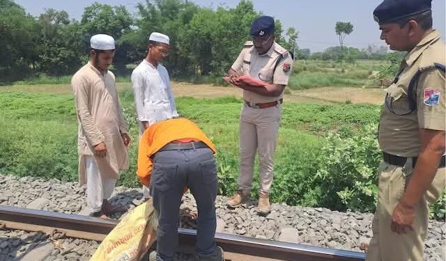 বিহারের মোতিহারিতে রেললাইনের পেন্ড্রল ক্লিপ খুলে নাশকতার ছক, ধরা পড়ল মাদ্রাসার ২ ছাত্র