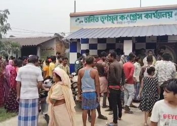 বিবাহ বিচ্ছেদ নিয়ে সালিশীসভা চলাকালীন ছুরি মের স্বামীকে গুরুতর জখম করলো স্ত্রী