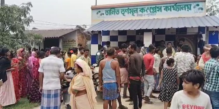 বিবাহ বিচ্ছেদ নিয়ে সালিশীসভা চলাকালীন ছুরি মের স্বামীকে গুরুতর জখম করলো স্ত্রী