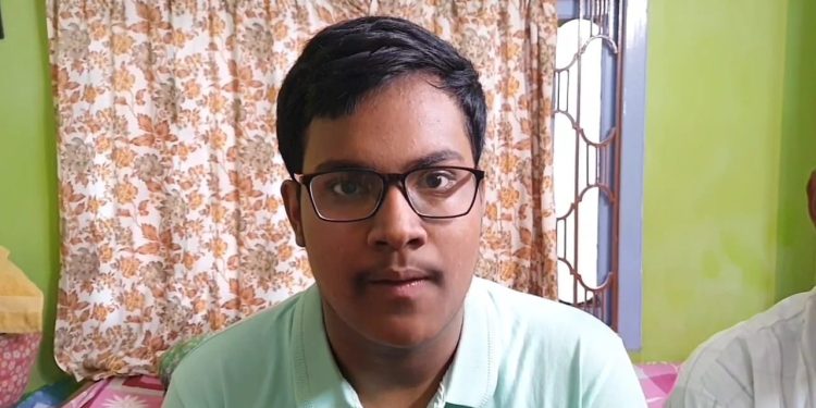 আইসিএসসি-র দশম শ্রেণীর পরীক্ষায় ৯৯.৬ শতাংশ নম্বর পেয়ে তাক লাগালো বর্ধমানের সুরাঙ্কুর নন্দী