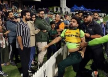 সমালোচনা শুনে দর্শকদের মারতে ছুটে গেলেন পাকিস্তানি ক্রিকেটার