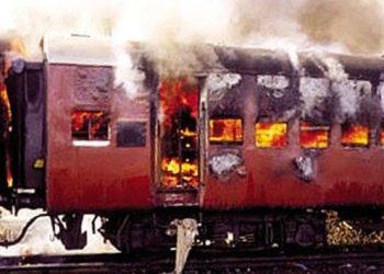 গোধরা দাঙ্গায় কংগ্রেস ও বামপন্থীদের মিথ্যাচারের মুখোশ খুলে দিয়েছেন প্রত্যক্ষদর্শী জর্জ জোসেফ নামে একজন খ্রিস্টান ব্যবসায়ী, কংগ্রেসের মুসলিম নেতারা ‘সবরমতী এক্সপ্রেস’ ট্রেনের ৫৯ জন করসেবককে জীবন্ত পুড়িয়ে মারার ষড়যন্ত্র করেছিল