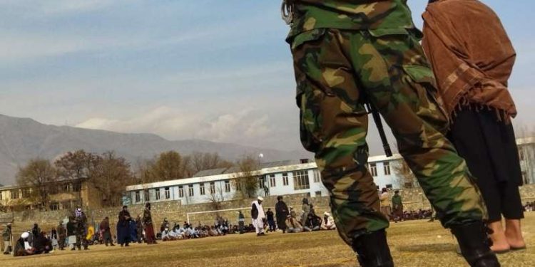 আফগানিস্তানে এক মহিলাসহ পাঁচজন খেলার মাঠে নিয়ে গিয়ে বেদম চাককালো তালিবানরা