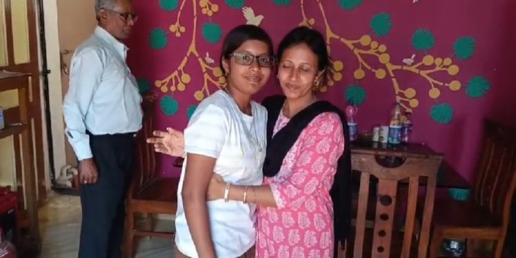 মাধ্যমিকে দশম স্থান অধিকার করে তাগ লাগিয়ে দিল মঙ্গলকোটের স্বাগতা সরকার