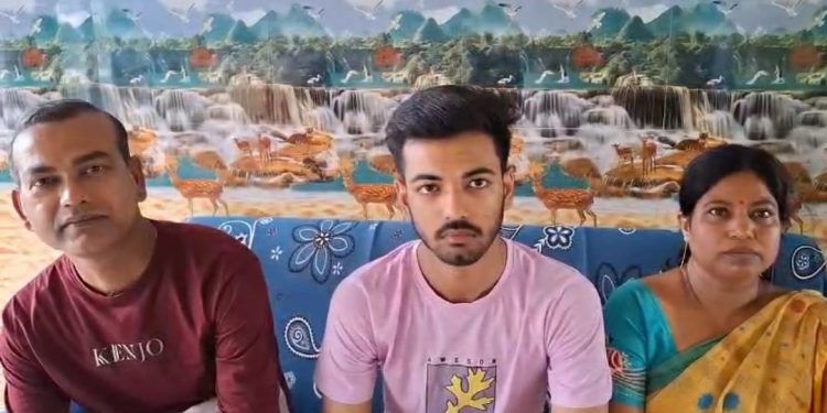 স্কুল শিক্ষক বাবা-মায়ের একমাত্র সন্তান ভাতারের কুন্তল উচ্চমাধ্যমিকে রাজ্যের মেধা তালিকায় পঞ্চম স্থান দখল করল