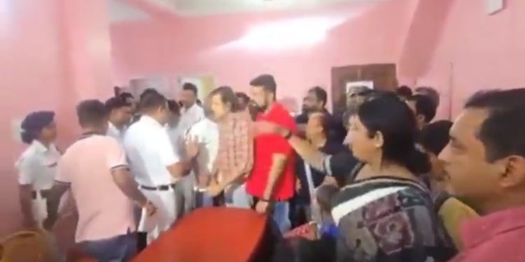 ফের বিতর্কে রাজ্য পুলিশ, জাফরাবাদে খুন হওয়া বাবা-ছেলের পরিবারকে জোর করে তুলে মুখ্যমন্ত্রীর সভায় হাজির করানোর চেষ্টার অভিযোগ