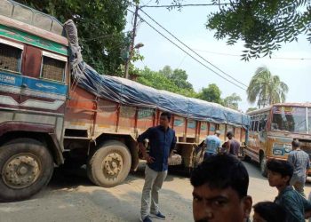 সিমেন্ট বোঝাই লরি ফেঁসে ব্যাপক যানজট ভাতারে বর্ধমান-কাটোয়া রাজ্য সড়কে