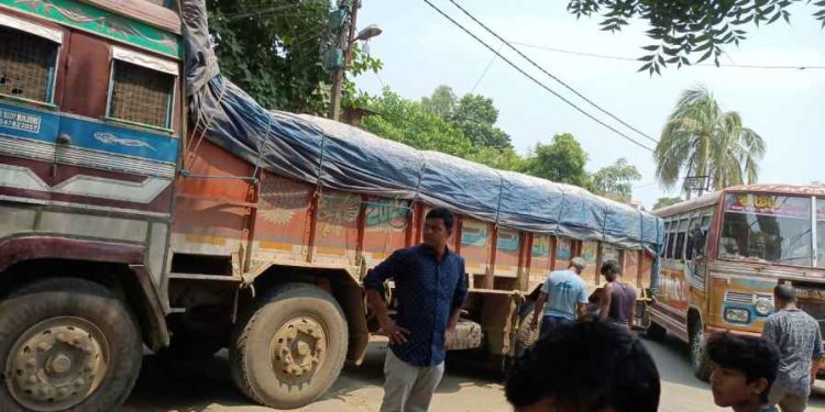 সিমেন্ট বোঝাই লরি ফেঁসে ব্যাপক যানজট ভাতারে বর্ধমান-কাটোয়া রাজ্য সড়কে