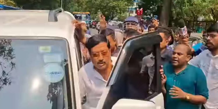 বিকাশভবনে সাংবাদিকদের হামলাকারী দুষ্কৃতীদের গ্রেপ্তারের দাবি ও ‘তোলামূল কংগ্রেসের শাখা সংগঠন’ কলকাতা প্রেস ক্লাবের সমালোচনা করলেন শুভেন্দু অধিকারী