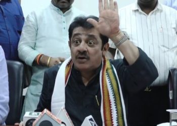 ‘আমি পেটে আত্মঘাতী বোমা বেঁধে পাকিস্তানে বিস্ফোরণ ঘটাবো’ : কর্ণাটকের মন্ত্রী জমির আহমেদ খান বলেছেন – ‘প্রধানমন্ত্রী মোদী আমায় অনুমতি দিন’