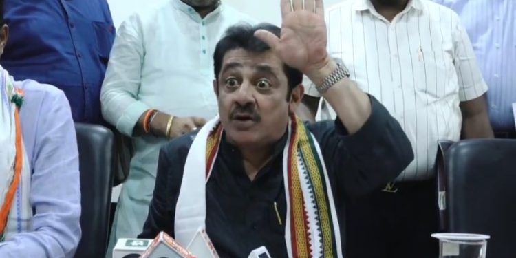 ‘আমি পেটে আত্মঘাতী বোমা বেঁধে পাকিস্তানে বিস্ফোরণ ঘটাবো’ : কর্ণাটকের মন্ত্রী জমির আহমেদ খান বলেছেন – ‘প্রধানমন্ত্রী মোদী আমায় অনুমতি দিন’