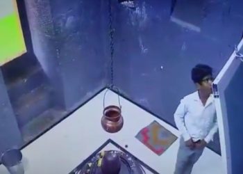 পুণের মন্দিরে ঢুকে প্রতিমায় প্রস্রাব করল ১৯ বছরের চাঁদ নৌশাদ শেখ, সিসিটিভিতে ধরা পড়ল সেই ভিডিও, ব্যাপক উত্তেজনা