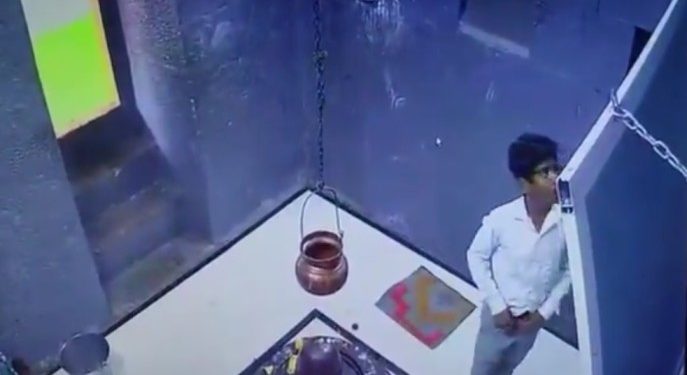 পুণের মন্দিরে ঢুকে প্রতিমায় প্রস্রাব করল ১৯ বছরের চাঁদ নৌশাদ শেখ, সিসিটিভিতে ধরা পড়ল সেই ভিডিও, ব্যাপক উত্তেজনা