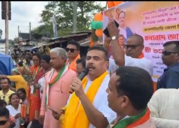 মুখ্যমন্ত্রীর উত্তরবঙ্গ সফরকে ‘রানিমা বেড়াতে এসেছেন’ বলে কটাক্ষ করলেন শুভেন্দু, সেই সাথে জলপাইগুড়িতে করলেন বিশাল ‘তিরঙ্গা যাত্রা’