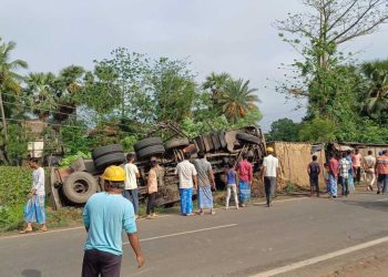 ভাতার : চলন্ত অবস্থায় ঘুমিয়ে পড়েছিলেন ভোজ্য তেল ট্যাঙ্কারের চালক, ঘটে গেলে ভয়ঙ্কর দুর্ঘটনা