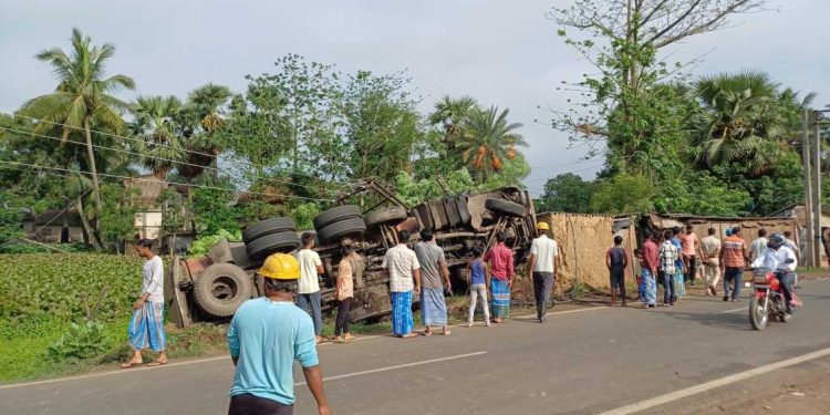 ভাতার : চলন্ত অবস্থায় ঘুমিয়ে পড়েছিলেন ভোজ্য তেল ট্যাঙ্কারের চালক, ঘটে গেলে ভয়ঙ্কর দুর্ঘটনা