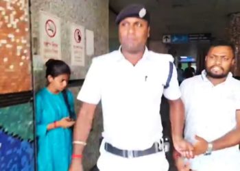 চাকরিহারাকে শিয়ালদহ স্টেশন থেকে টেনে হিঁচড়ে নিয়ে গেল পুলিশ!