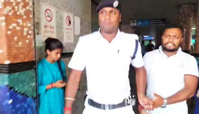 চাকরিহারাকে শিয়ালদহ স্টেশন থেকে টেনে হিঁচড়ে নিয়ে গেল পুলিশ!