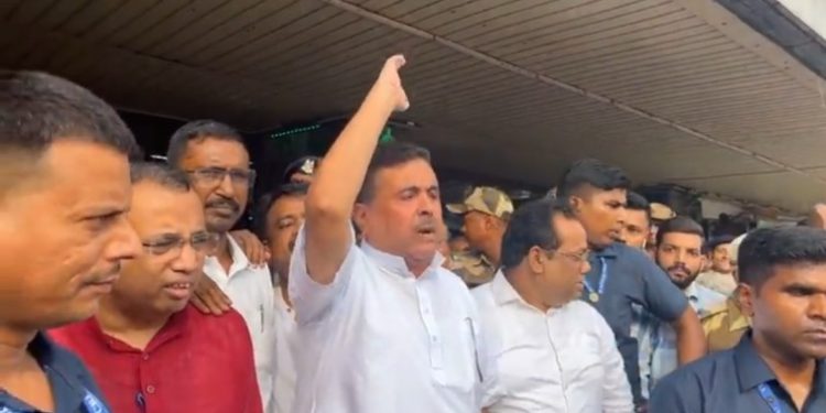 “ভাগো ভাগো” : শিয়ালদহ স্টেশনে কলকাতা পুলিশকে তাড়া করলেন শুভেন্দু অধিকারী