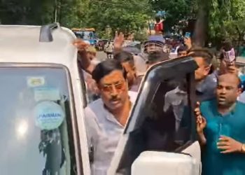 সাঙ্গপাঙ্গদের সাথে নিয়ে বিকাশভবনে চাকরিহারারাদের উপর হামলার অভিযোগ তৃণমূল নেতা সব্যসাচী দত্তর বিরুদ্ধে, আক্রান্ত সাংবাদিক, তীব্র প্রতিবাদ বিজেপির