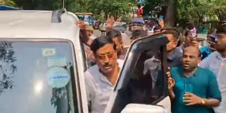 সাঙ্গপাঙ্গদের সাথে নিয়ে বিকাশভবনে চাকরিহারারাদের উপর হামলার অভিযোগ তৃণমূল নেতা সব্যসাচী দত্তর বিরুদ্ধে, আক্রান্ত সাংবাদিক, তীব্র প্রতিবাদ বিজেপির