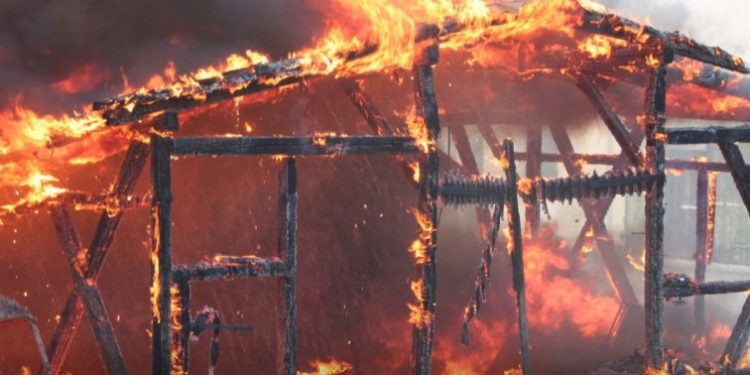 বেলুচিস্তানে বেশ কয়েকটি সরকারি ভবনে আগুন ধরিয়ে দিয়েছে একদল সশস্ত্র ব্যক্তি