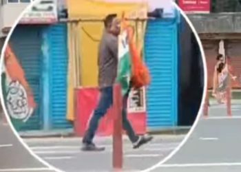 মমতা ব্যানার্জির নজরে পড়বে বলে শিলিগুড়িতে গৈরিক ধ্বজ খুলে দিল পুলিশ, কোথাও লাগালো তৃণমূলের পতাকা : ভিডিও শেয়ার করে দাবি করলেন শুভেন্দু অধিকারী