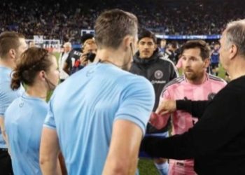 আর্জেন্টাইন তারকা মেসিকে লাল কার্ড থেকে রক্ষা করলেন প্রতিপক্ষ কোচ