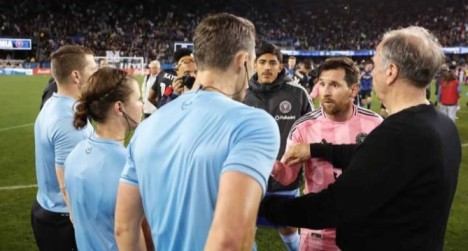 আর্জেন্টাইন তারকা মেসিকে লাল কার্ড থেকে রক্ষা করলেন প্রতিপক্ষ কোচ