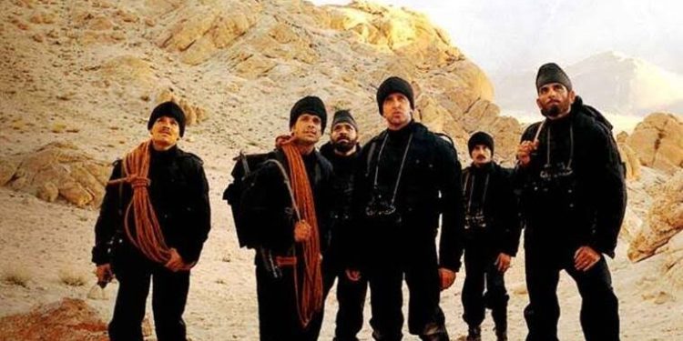 “আমরাও শান্তি চাই, তাই বলে কি আমাদের দেশকে থালায় সাজিয়ে শত্রুর হাতে তুলে দেওয়া উচিত?” হিন্দি ছবি ‘লক্ষ্য’-এর ভিডিও ক্লিপ ভাইরাল